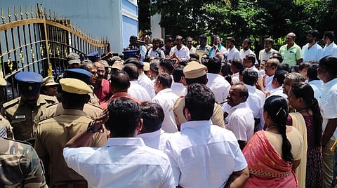 பேனர் அகற்றிய விவகாரம்: திருப்பூரில் ஆட்சியர் அலுவலகத்தை முற்றுகையிட்ட பாஜகவினர்