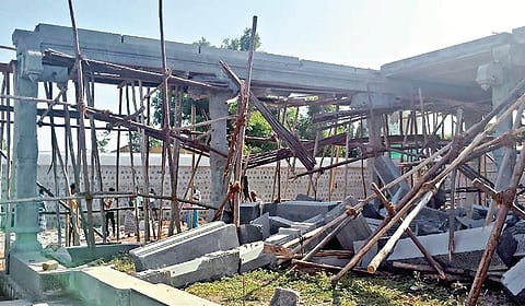 ஈரோடு மாவட்டம் சிவகிரி அருகே கந்தசாமி பாளையம் சடையப்ப சுவாமி கோயிலில் சரிந்து விழுந்த மகா மண்டபம்.