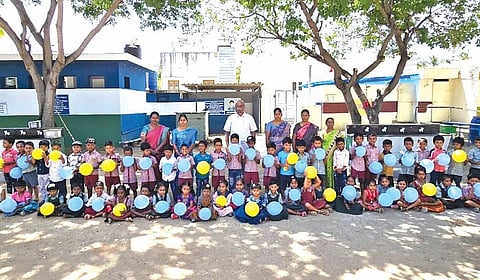 சின்னவீரம்பட்டி அரசு  நடுநிலைப் பள்ளியில் புதிதாக சேர்க்கப்பட்ட மாணவர்களுடன் பள்ளி நிர்வாகிகள்.