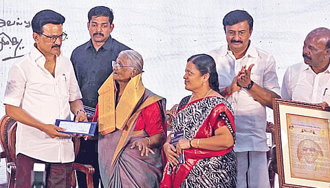 கருணாநிதி பிறந்தநாள் செம்மொழி நாளாக கொண்டாட்டம்: தமிழக அரசின் சாதனை மலரை வெளியிட்டார் முதல்வர் ஸ்டாலின்