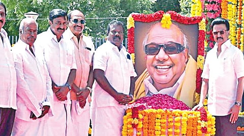 முன்னாள் முதல்வர் கருணாநிதியின் 102-வது பிறந்தநாளை முன்னிட்டு சென்னை ஓமந்தூரார் அரசு மருத்துவமனை அருகே அமைந்துள்ள அவரது சிலையின் கீழ் வைக்கப்பட்டிருந்த படத்துக்கு முதல்வர் ஸ்டாலின் மலர் தூவி மரியாதை செலுத்தினார். | படங்கள்: ம.பிரபு |