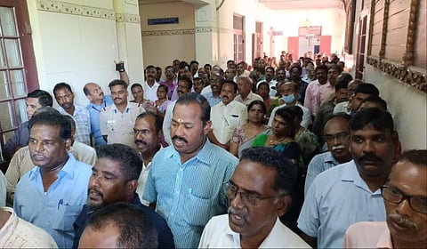மே மாத ஊதியம் வழங்காததைக் கண்டித்து சிதம்பரம் அண்ணாமலை பல்கலை. ஊழியர்கள் ஆர்ப்பாட்டத்தில் ஈடுபட்டனர்