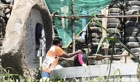 மறைந்த பின்னணிப் பாடகர் எஸ்.பி.பாலசுப்ரமணியத்தின் நினைவிடத்தில் ரசிகர்கள் மாலை அணிவித்து அஞ்சலி செலுத்தினர்
