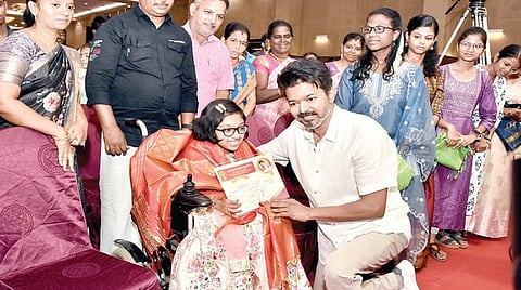 தமிழக வெற்றிக் கழகம் சார்பில் 2-ம் கட்டமாக 10 மற்றும் 12-ம் வகுப்பு 
பொதுத் தேர்வில் அதிக மதிப்பெண்கள் பெற்ற மாணவர்களுக்கு 
பாராட்டு விழா, மாமல்லபுரத்தில் நேற்று நடைபெற்றது. இதில் தவெக தலைவர் விஜய் மாணவ, மாணவியரை பாராட்டி பரிசுகளை வழங்கினார். | படம்: எம்.முத்துகணேஷ் |