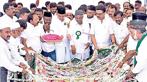 காயிதே மில்லத் 130-வது பிறந்த நாளையொட்டி சென்னை திருவல்லிக்கேணி பெரிய பள்ளிவாசல் வளாகத்தில் உள்ள அவரது நினைவிடத்தில் முதல்வர் மு.க.ஸ்டாலின் மலர் போர்வை அணிவித்து மரியாதை செலுத்தினார். உடன் தங்கம் தென்னரசு, நாசர்  உள்ளிட்ட அமைச்சர்கள், இந்திய யூனியன் முஸ்லிம் லீக் தேசியத் தலைவர் காதர் மெய்தீன் மற்றும் முக்கிய நிர்வாகிகள். | படம்: ம.பிரபு |