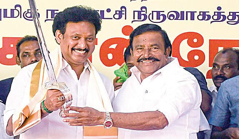 இவர்கள் சேர்ந்தாலும் அவர்கள் விடுவதாக இல்லை! - நேரு விழாவை புறக்கணித்த மகேஸ் ஆதரவாளர்கள்