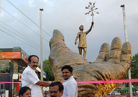 சிவகாசியில் ரூ.30 லட்சம் மதிப்பில் பட்டாசு தொழிலாளி நினைவுச் சிலை திறப்பு
