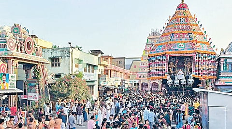 திருநள்​ளாறில் நேற்று நடை​பெற்ற தர்​பாரண்​யேஸ்வரர் கோயில் 
பிரம்​மோற்சவ தேரோட்​டத்​தில்​ வடம்​ பிடித்​து தேர்​ இழுத்​த பக்​தர்​கள்​.