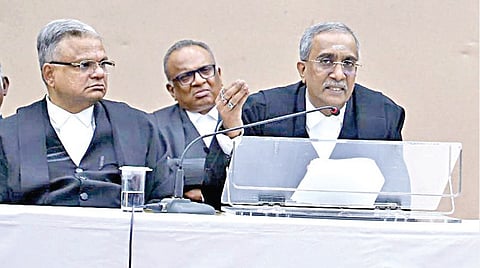 சென்னை உயர் நீதிமன்ற நீதிபதி ஆர்.எம்.டி. டீக்காராமனின் பிரிவு உபசார விழா, உயர் நீதிமன்ற வளாகத்தில் நேற்று நடைபெற்றது. இதில் பங்கேற்ற தலைமை நீதிபதி கே.ஆர்.ஸ்ரீராம், நீதிபதிகள் பட்டு தேவானந்த், எம்.சுந்தர், செந்தில்குமார் ராமமூர்த்தி, நீதிபதிகள் ஆர்.கலைமதி, ஜெ.நிஷா பானு. | படம்: ம.பிரபு