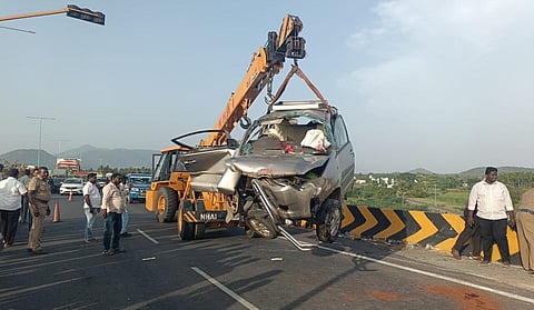 ​வாழப்பாடி அருகே கார் விபத்தில் பெண்கள் உட்பட 4 பேர் உயிரிழப்பு