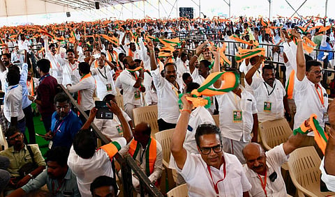 மதுரையில் மத்திய உள்துறை அமைச்சர் அமித்ஷா பங்கேற்ற பாஜக நிர்வாகிகள் ஆலோசனைக் கூட்டத்தில் பங்கேற்ற நிர்வாகிகள் முன்னாள் மாநில தலைவர் அண்ணாமலை பெயரை கூறிய போதெல்லாம் துண்டுகளை கைகளால் சுழற்றி ஆரவாரம் செய்தனர். படம்: நா. தங்கரத்தினம்.