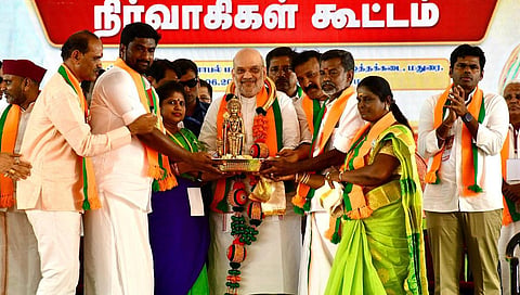 மதுரையில் நேற்று நடைபெற்ற பாஜக நிர்வாகிகள் ஆலோசனைக் கூட்டத்தில் பங்கேற்ற மத்திய உள்துறை அமைச்சர் அமித்ஷாவுக்கு முருகன் சிலையை வழங்கிய கட்சியினர். படம்: நா.தங்கரத்தினம்