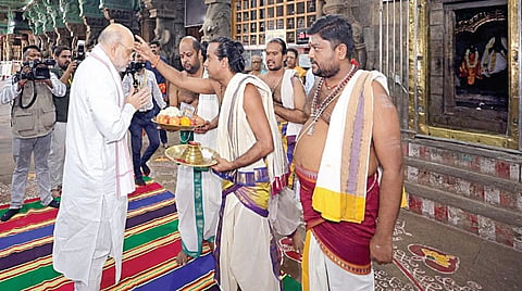மதுரை மீனாட்சி அம்மன் கோயிலில் நேற்று காலை தரிசனம் செய்த  மத்திய உள்துறை அமைச்சர் அமித்ஷாவுக்கு திருநீறு பூசும் சிவாச்சாரியார்.