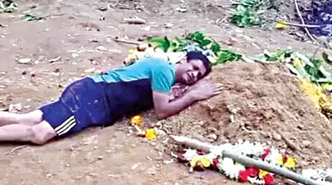 மகனை அடக்கம் செய்த இடத்தில் கதறி அழுத தந்தை பி.டி.லட்சுமணன்.