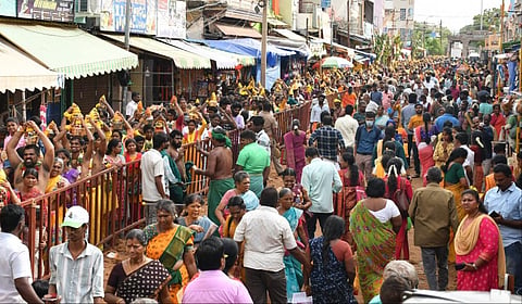 வைகாசி விசாகத்தை முன்னிட்டு திருப்பரங்குன்றம் சுப்பிரமணிய சுவாமி கோயிலில் ஆயிரக்கணக்கான பக்தர்கள் பால்குடம் எடுத்து நேர்த்திக்கடன் செலுத்தினர்.