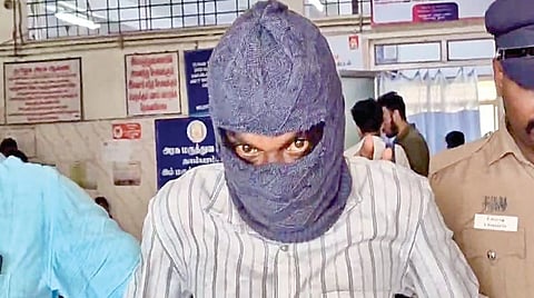 கைது செய்யப்பட்ட காவலாளி. | படம்:எம்.முத்துகணேஷ் |