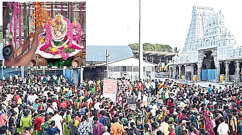 வைகாசி விசாகத் திருவிழாவை முன்னிட்டு திருச்செந்தூர் சுப்பிரமணிய சுவாமி கோயிலில் சுவாமி தரிசனம் செய்ய குவிந்த பக்தர்கள். (உள்படம்) வசந்த மண்டபத்தில் எழுந்தருளிய சுவாமி ஜெயந்திநாதருக்கு நடைபெற்ற 
சிறப்பு தீபாராதனை. | படங்கள்: என்.ராஜேஷ் |
