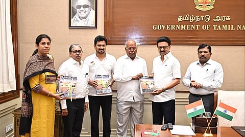 வாகன உற்பத்தி, அறிவுசார் பொருளாதாரம் உள்ளிட்ட திட்டக்குழுவின் 4 அறிக்கைகள் முதல்வரிடம் சமர்ப்பிப்பு