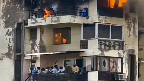 டெல்லி துவாரகா பகுதியில் அடுக்குமாடி குடியிருப்பில் தீ விபத்து