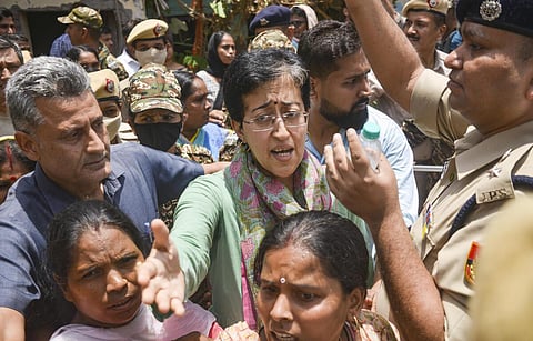 குடிசைகள் இடிப்பு நடவடிக்கைக்கு எதிராக போராட்டத்தில் ஈடுபட்ட ஆதிஷி