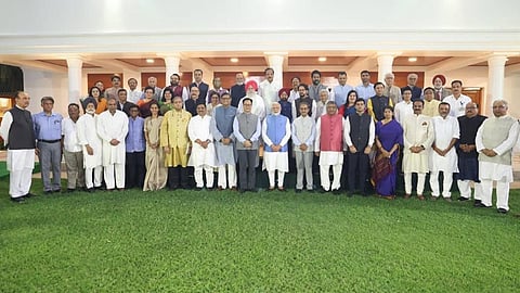 பாக். போர் குறித்து வெளிநாடுகளுக்கு சென்று விளக்கிவிட்டு திரும்பிய எம்.பி.க்கள் குழுவினருடன் பிரதமர் மோடி ஆலோசனை
