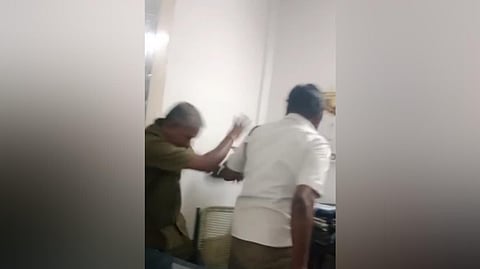 அரசுப் பேருந்து ஓட்டுநரை காலணியால் தாக்கிய சம்பவம்: மதுரையில் உதவி மேலாளர் உட்பட 5 பேர் மீது வழக்கு 