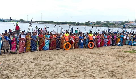 கன்னியாகுமரி அருகே சின்னமுட்டம் கடற்கரையில் மீனவர்கள் குடும்பத்துடன் கடல் முற்றுகை போராட்டம் நடத்தினர். 