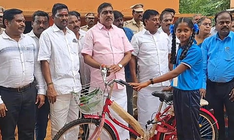 “புதுச்சேரியில் மாணவர்களின் ஆங்கிலத் திறனை மேம்படுத்த தனி புத்தகம்” - அமைச்சர் தகவல்
