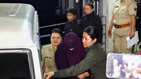 ஷில்லாங்கில் மருத்துவ பரிசோதனைக்குப் பிறகு சோனத்தை பாதுகாப்பாக அழைத்து செல்லும் போலீஸார்.