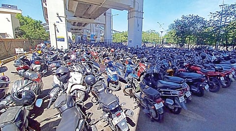 ஆலந்தூர் மெட்ரோ ரயில் நிலைய பார்க்கிங்கில் மீண்டும் தலைதூக்கும் இடநெருக்கடி பிரச்சினை
