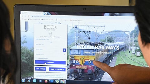 புதிய தட்கல் முன்பதிவு விதிகள்: உங்கள் ஐஆர்சிடிசி கணக்குடன் ஆதாரை இணைப்பது எப்படி?