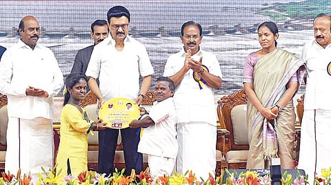 சேலத்​தில் நேற்று நடை​பெற்ற நிகழ்ச்​சி​யில் பயனாளி​களுக்கு நலத்​திட்ட உதவி​கள் வழங்​கி​னார் முதல்​வர் ஸ்​டா​லின். உடன், அமைச்​சர்​கள் எ.வ.வேலு, எம்​ஆர்​கே.பன்​னீர்​செல்​வம்​, ராஜேந்​திரன்​ உள்​ளிட்​டோர்​. | படம்​: எஸ்​.குருபிரசாத் |