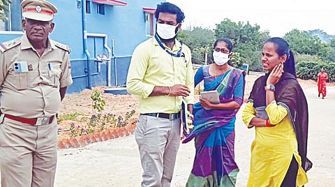 தென்காசி மாவட்டம் சுந்தரபாண்டியபுரம் பகுதியில் உள்ள முதியோர் இல்லத்தில் விசாரணை மேற்கொண்ட அதிகாரிகள் குழுவினர்.