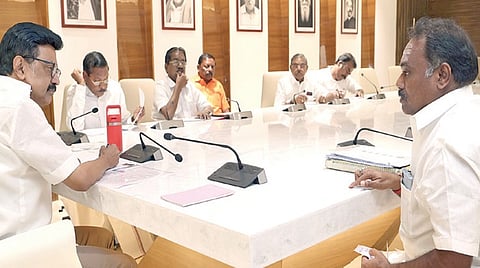‘உடன்பிறப்பே வா’ சந்திப்பின் முதல் நாளில் தொகுதி நிர்வாகிகளிடம், மாவட்டச் செயலாளர்களின் செயல்பாடுகளை முதல்வர் மு.க.ஸ்டாலின் கேட்டறிந்தார்.