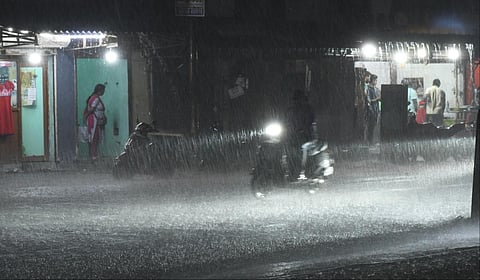 நீலகிரிக்கு நாளை ‘ரெட் அலர்ட்’ - 12 மாவட்டங்களுக்கு கனமழை எச்சரிக்கை