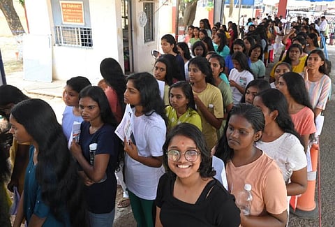 நீட் தேர்வு எழுதச் சென்ற மாணவர்கள். | கோப்புப் படம்: எம்.முத்துகணேஷ்