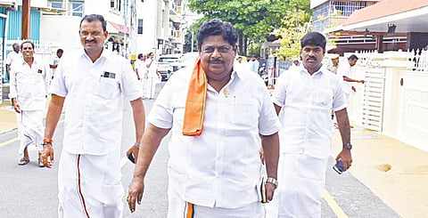 சேலம் நெடுஞ்சாலை நகரில் அதிமுக பொதுச் செயலாளர் பழனிசாமியை சந்தித்துவிட்டு, அவரது இல்லத்திலிருந்து வெளியே வந்த பாஜக மாநில துணைத் தலைவர் கே.பி.ராமலிங்கம்.