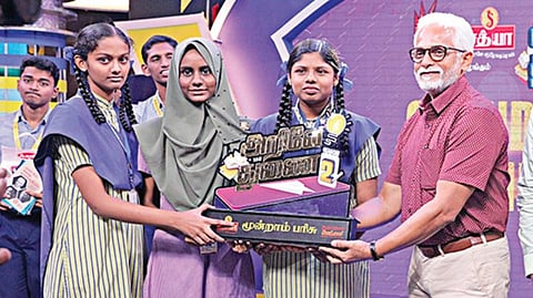 'அறிவே துணை' விநாடி- வினா போட்டியில் வெற்றி பெற்ற மாணவ மாணவியருக்கு இந்து தமிழ் திசை நாளிதழின் தலைமை செயல் அதிகாரி சங்கர் வி.சுப்பிரமணியம் பரிசுகளை வழங்கி பாராட்டினார்.