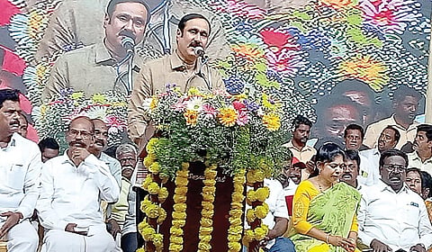 திரு​வள்​ளூரில் நேற்று நடந்த பாமக பொதுக்​குழுவில்​, கட்சியின் தலை​வர்​ அன்​புமணி உள்​ளிட்​டோர்​ பங்​கேற்​றனர்.