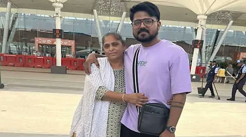 தந்தையின் இறுதி சடங்கில் பங்கேற்ற மகன் விமான விபத்தில் உயிரிழந்த சோகம்