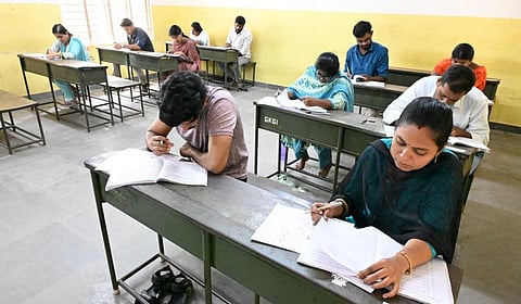 டிஎன்​பிஎஸ்சி குரூப் 1 முதல்​நிலைத் தேர்வு: எளிய வினாக்​கள், ஏராளமான பிழைகள்!