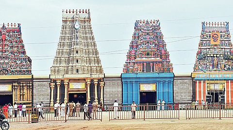 மதுரை முருக பக்தர்கள் மாநாட்டு வளாகத்தில் அமைக்கப்பட்டுள்ள அறுபடை வீடுகளின் மாதிரி கோயில்கள். | படம்: எஸ்.கிருஷ்ணமூர்த்தி |