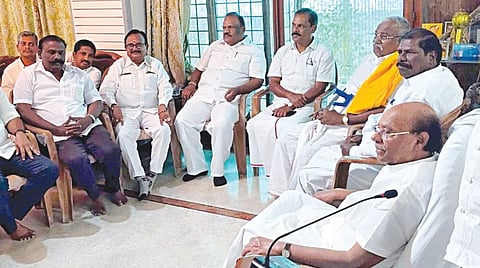 தைலாபுரத்தில் புதிய மாவட்ட நிர்வாகிகளுடன் ஆலோசனை நடத்திய பாமக நிறுவனர் ராமதாஸ்.