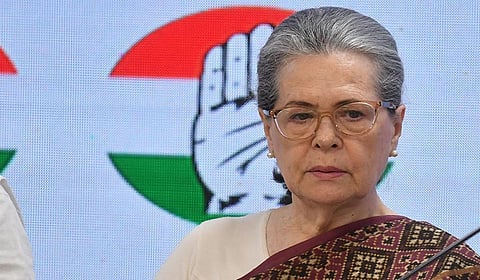 காங். தலைவர் சோனியா காந்தி மருத்துவமனையில் அனுமதி