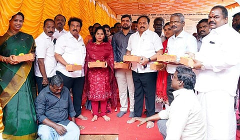 செவிலியர் பயிற்சி மாணவர்களுக்கு ரூ.5 கோடியில் விடுதி: மேயர் பிரியா அடிக்கல் நாட்டினார்