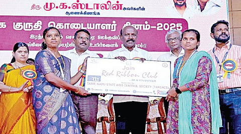எச்ஐவியால் பாதிக்கப்பட்ட குழந்தைகளுக்கு மாதாந்திர உதவித்தொகை வழங்கும் திட்டத்தை தொடங்கி வைத்த அமைச்சர் மா.சுப்பிரமணியன், குருதி கொடையாளர்களுக்கு சான்றிதழ்களை வழங்கினார். உடன் துறை செயலாளர் செந்தில்குமார் மற்றும் அதிகாரிகள். படம்: ம.பிரபு