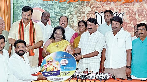 மதுரை முருகன் மாநாடுக்கான பக்தி பாடல்களை தமிழக பாஜக தலைவர் நயினார் நாகேந்திரன் சென்னையில் நேற்று வெளியிட்டார். உடன் தமிழிசை, கரு.நாகராஜன், கராத்தே தியாகராஜன் மற்றும் நிர்வாகிகள். | படம்: ம.பிரபு |