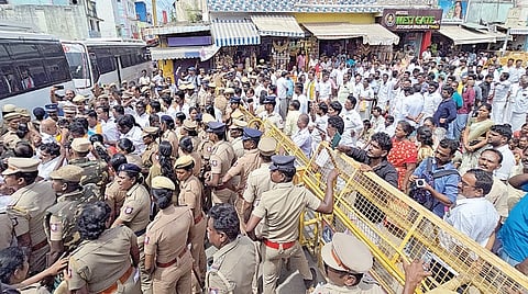 ராமேசுவரம் ராமநாத சுவாமி கோயில் முன் நேற்று நடைபெற்ற ஆலய பிரவேசப் போராட்டத்தில் பங்கேற்றோர்.