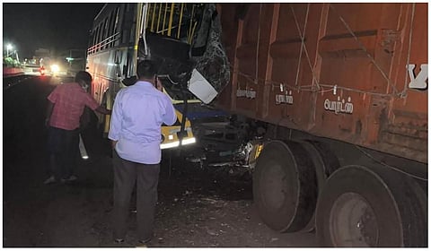 அரியலூர்: நின்று கொண்டிருந்த லாரி மீது அரசு பேருந்து மோதி 12 பேர் காயம்