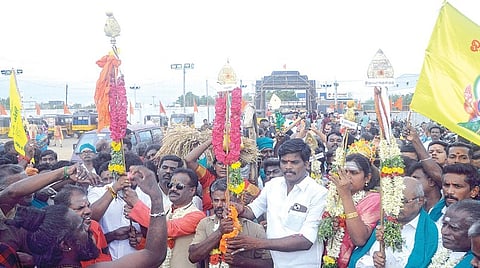 அறுபடை வீடு முருகன் கோயில்களில் சிறப்பு பூஜை செய்யப்பட்ட 
6 வேல்கள், மதுரையில் அமைக்கப்பட்டுள்ள மாதிரி அறுபடை வீடுகளில் பிரதிஷ்டை செய்ய நேற்று ஊர்வலமாக கொண்டுவரப்பட்டது.